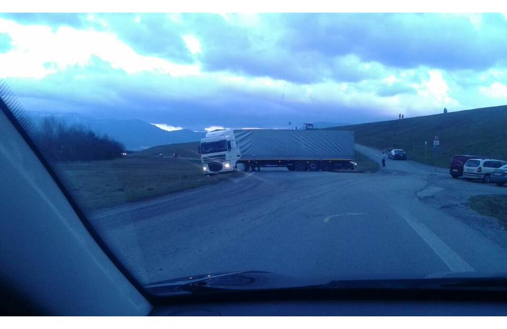 Vzpriečený kamión pri Vodnom diele Žilina - 9.2.2016, foto 2