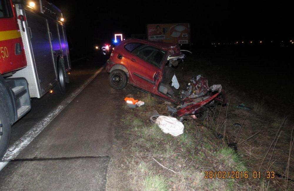 Vážna dopravná nehoda autobusu a osobného automobilu pod Strečnom  28.2., foto 3