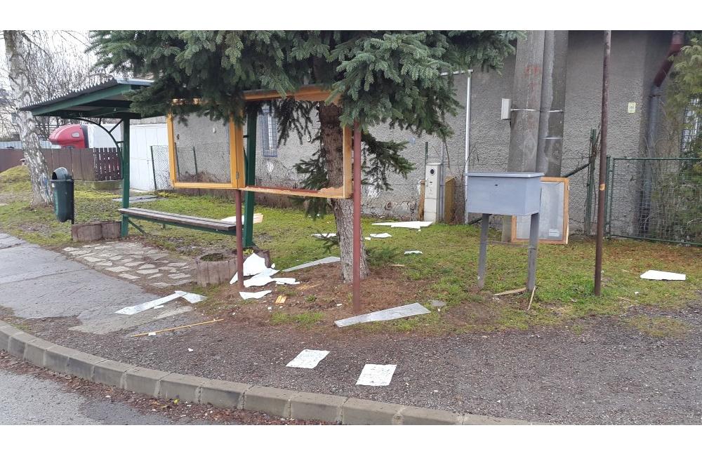 Vandalizmus v Trnovom, zastávka MHD Rakové, foto 1