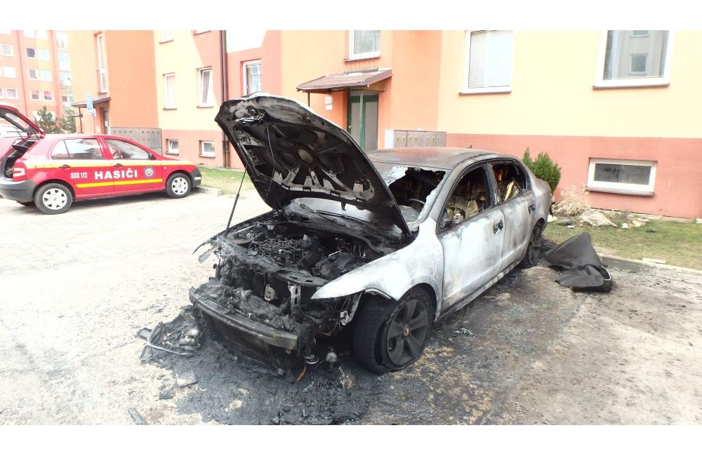 Požiar osobného auta, ulica Kempelenova, Hájik, foto 1