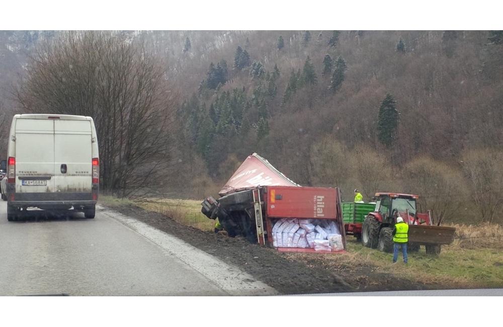 Vyťahovanie kamióna z priekopy, Strečno, 15.3.2016, foto 2