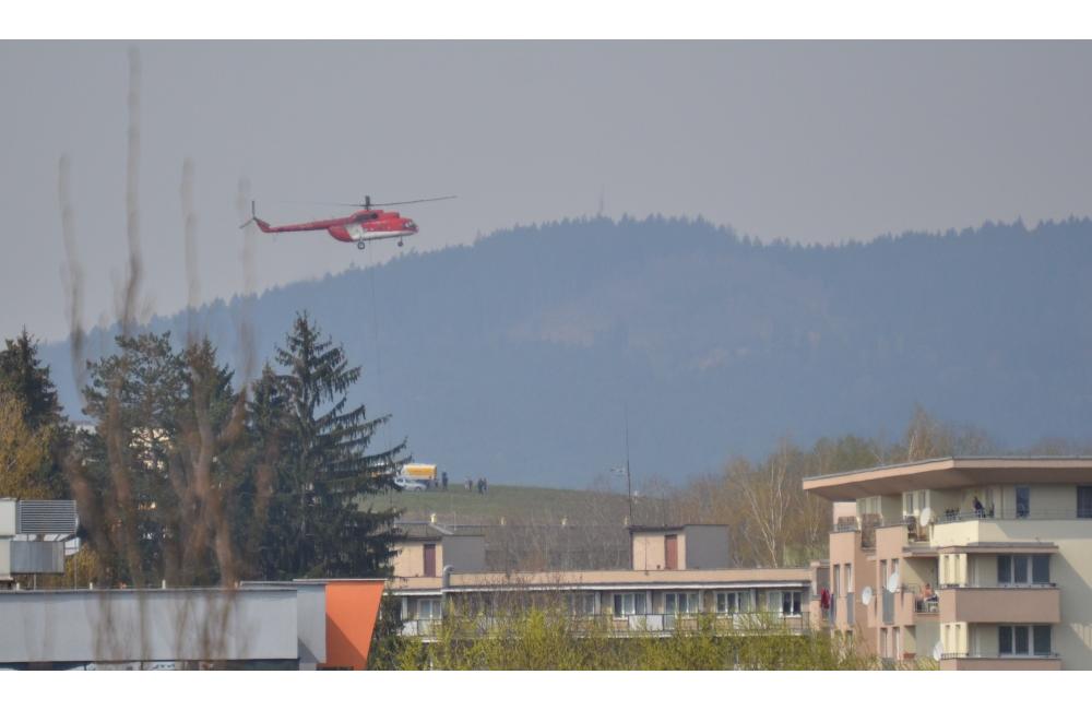 Červená helikoptéra nad Žilinou - 6.4.2016, foto 4