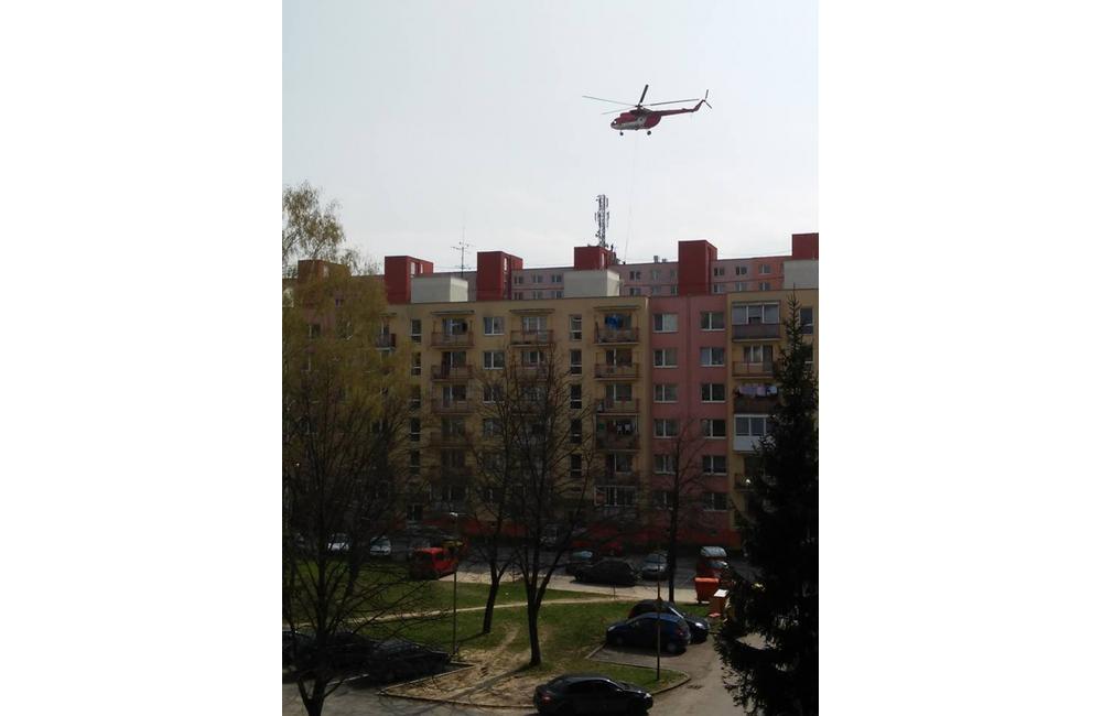 Červená helikoptéra nad Žilinou - 6.4.2016, foto 6