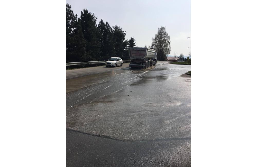 AKTUÁLNE: Na Rosinskej ceste prasklo potrubie, voda zasahuje aj do cesty, foto 4