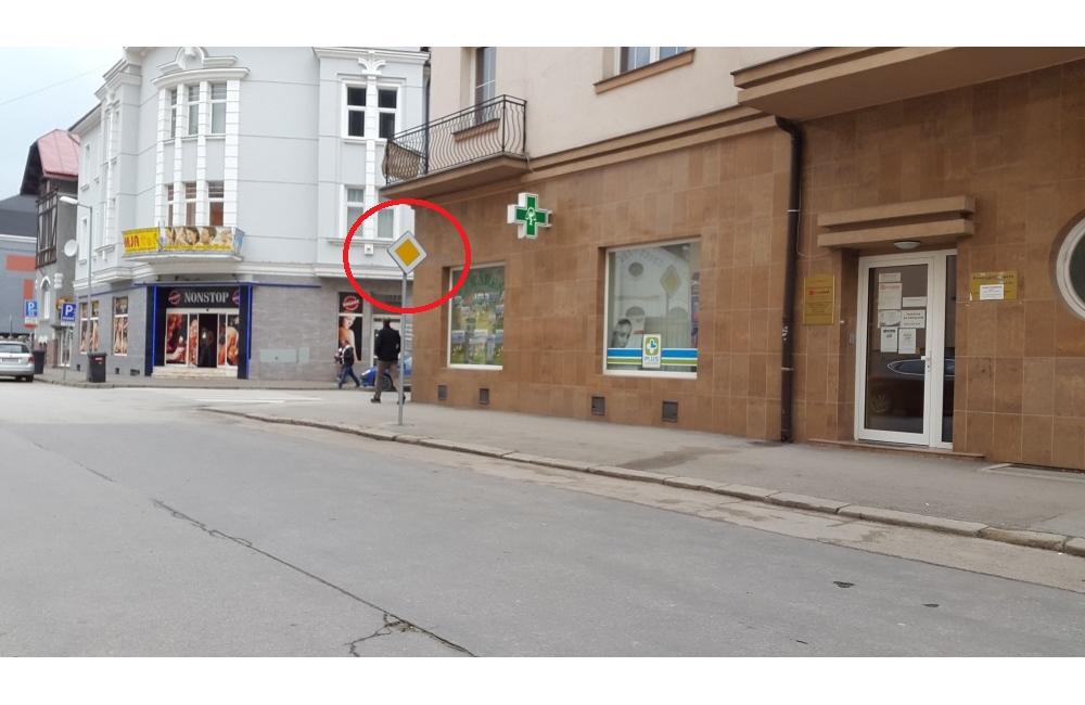 Chýbajúce dopravné značenie na križovatke ulíc V.Tvrdého a M.R.Štefánika, foto 1