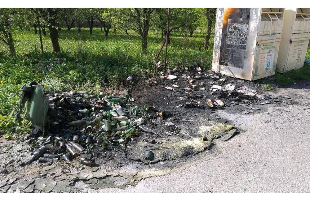 Požiar kontajnerov na triedený odpad, Žilina - Závodie - 1.5.2016, foto 1