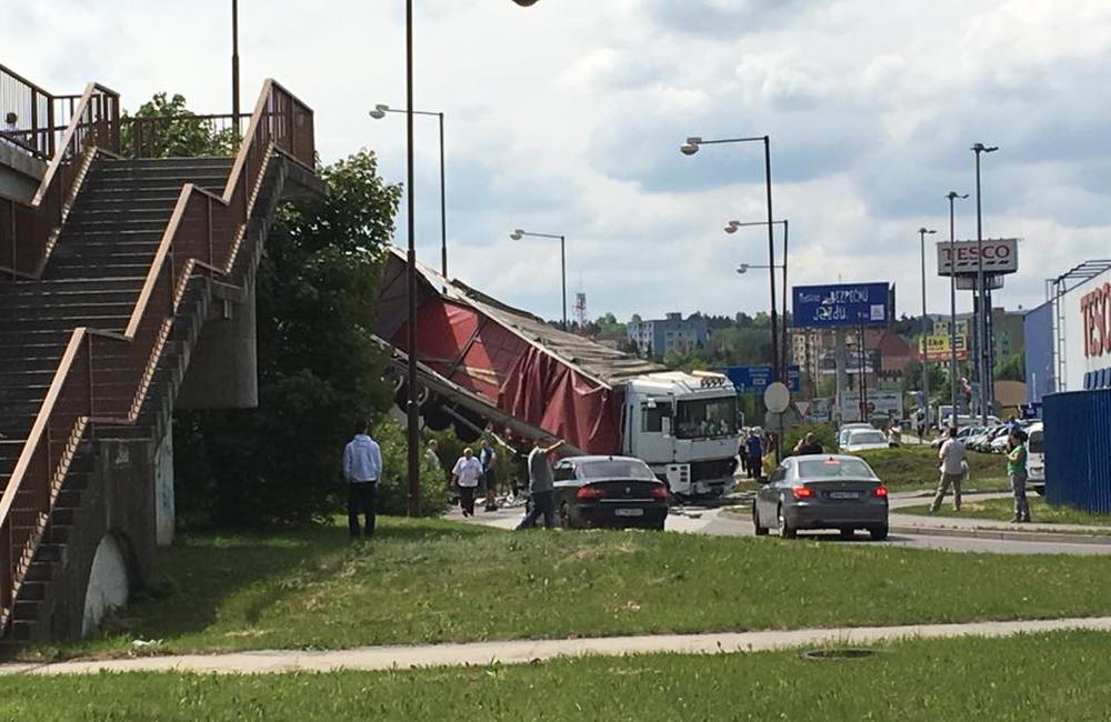 Aktuálne: Pri hypertescu spadol kamión z mosta, foto 2