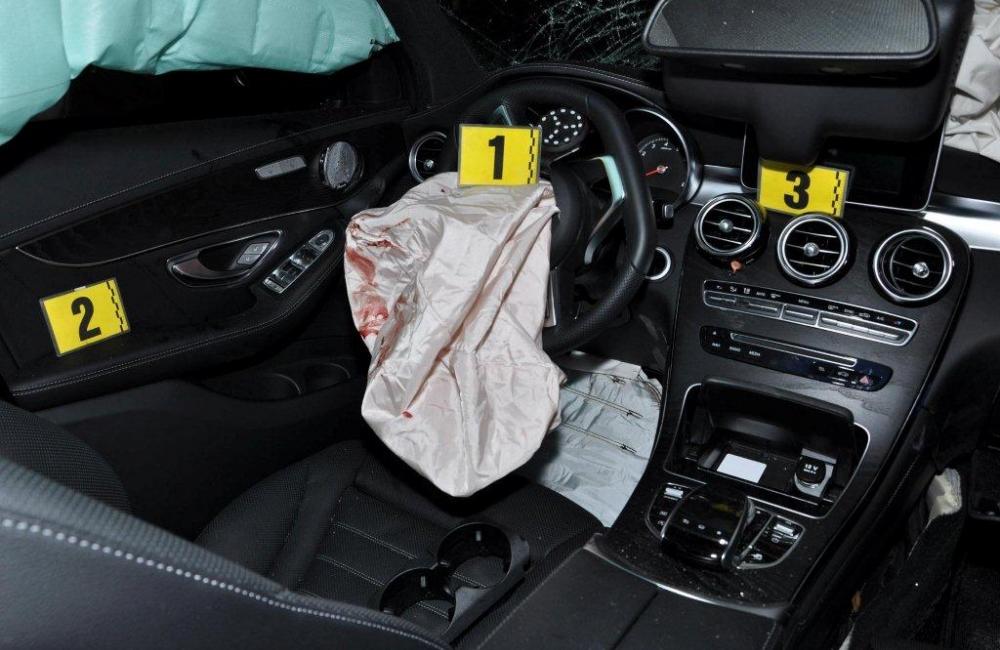 Auto narazilo do stĺpa na ulici Vysokoškolákov, foto 3