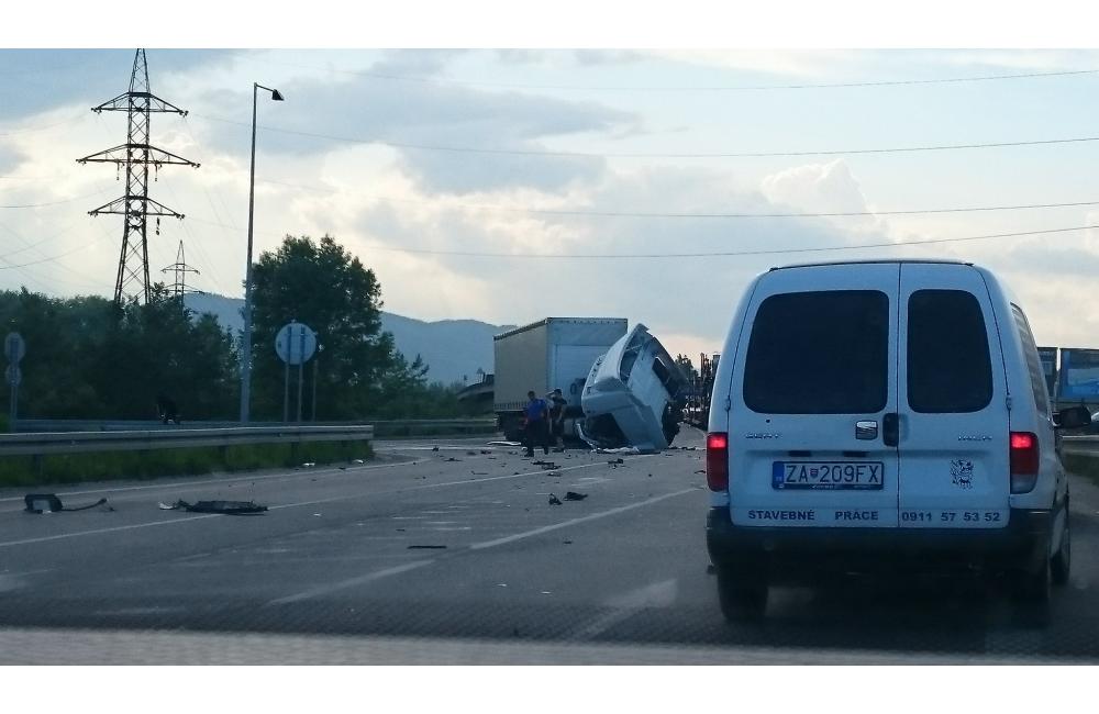 Dopravná nehoda pri Tepličke nad Váhom 26.5.2016, foto 1