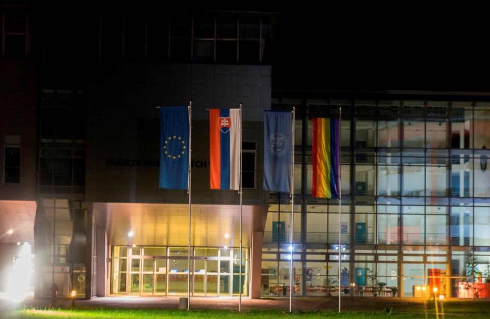 LGBT koruhva pred budovou Žilinskej univerzity, foto 1