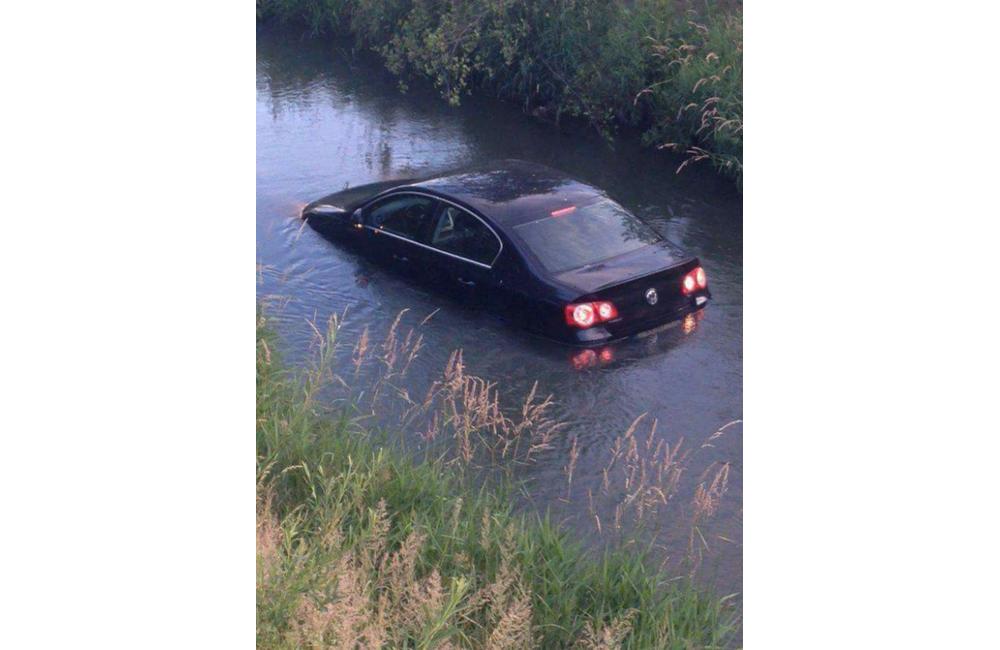 Na Vodnom diele zišlo auto do potoka, foto 1