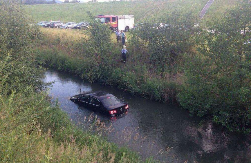 Na Vodnom diele zišlo auto do potoka, foto 2