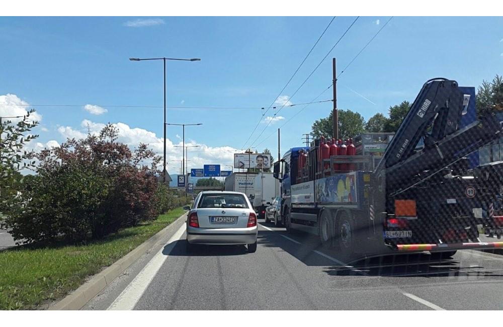 Dopravné kolóny 02.08.2016 v dôsledku nehody 5 vozidiel pod Strečnom, foto 2