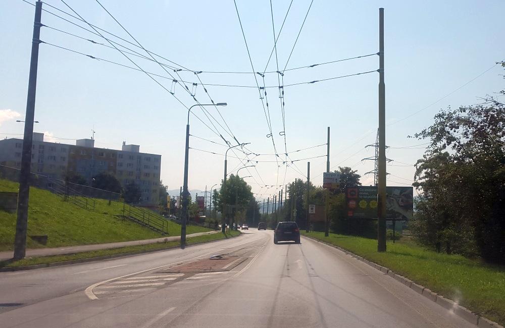Poškodené ostrovčeky po nehode na cestách v Žiline, foto 1