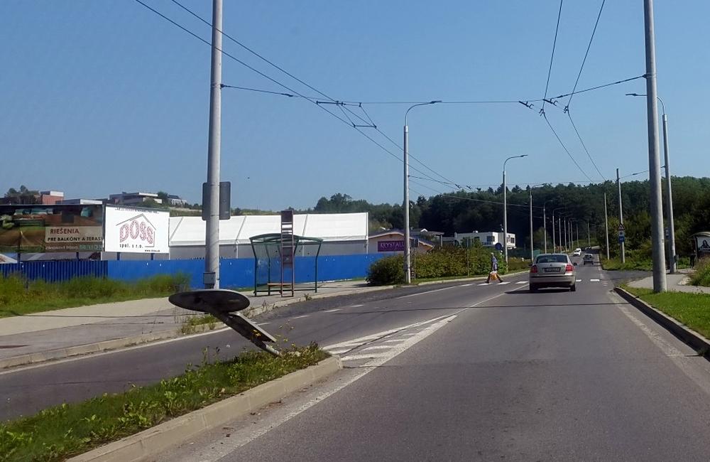 Poškodené ostrovčeky po nehode na cestách v Žiline, foto 2