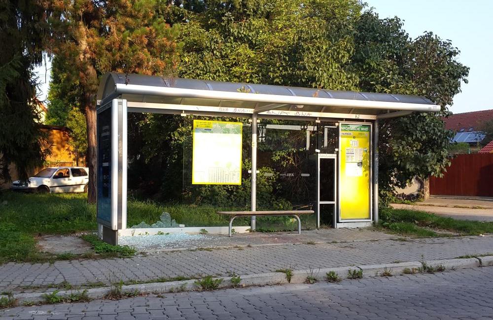 Vandali rozbili sklené výplne na zastávkach MHD, foto 3