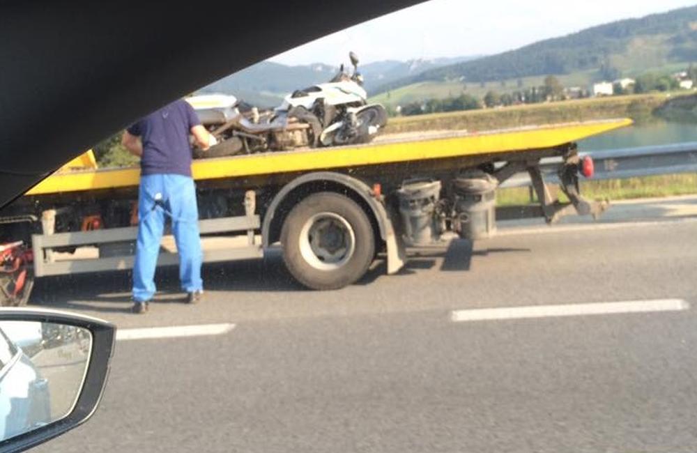 Na diaľnici D1 pri Bytči sa po nehode s motorkou a autom prevrátil kamión, foto 3