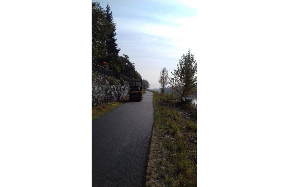 Na cyklotrase Budatín - Strečno začali s pokládkou asfaltového koberca, foto 1