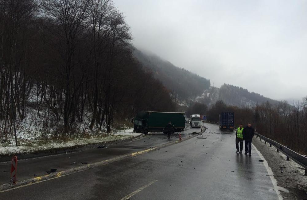Pri Dubnej Skale došlo k hromadnej dopravnej nehode, zdržania sú veľké, foto 2