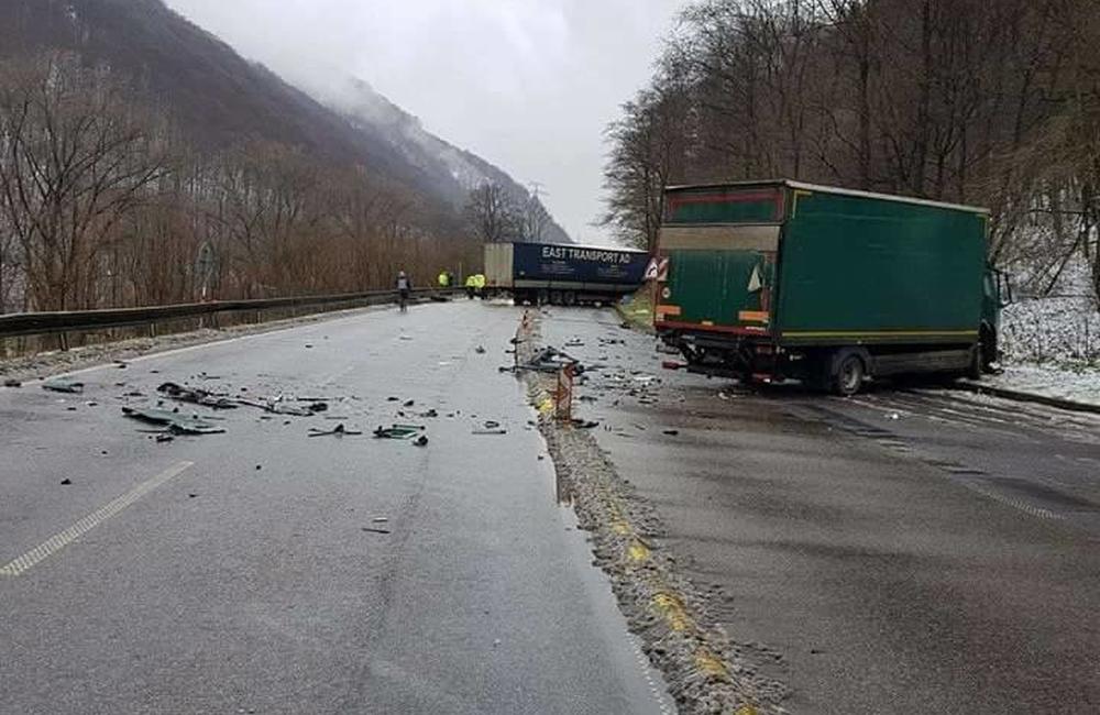 Foto z nehody na ceste pod Strečnom - 16.11.2016, foto 8