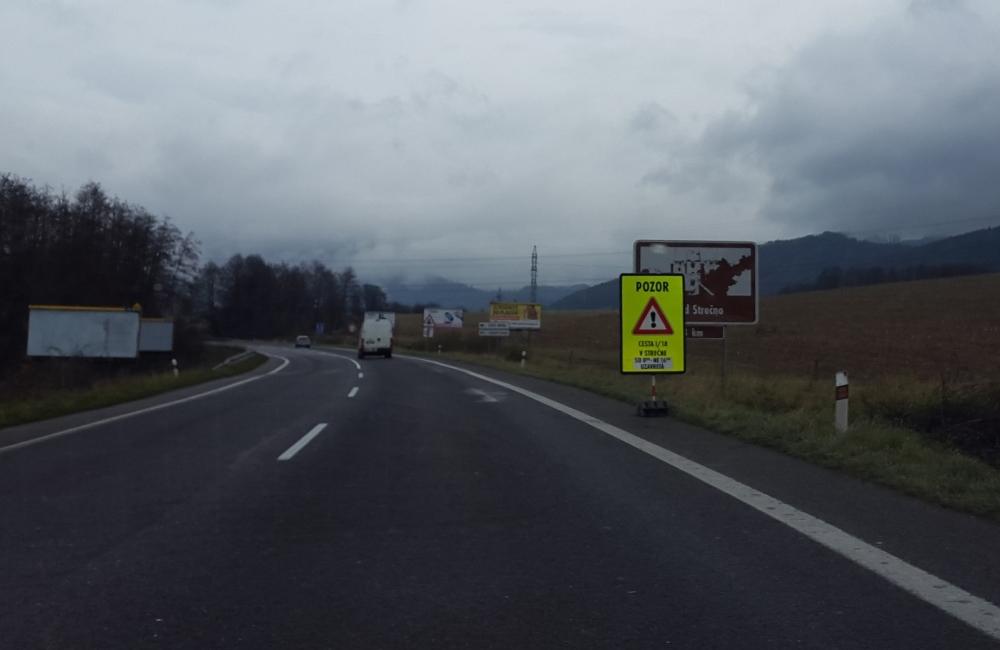 Vodiči počas uzávierky cesty I/18 blúdia po obci Strečno, foto 1