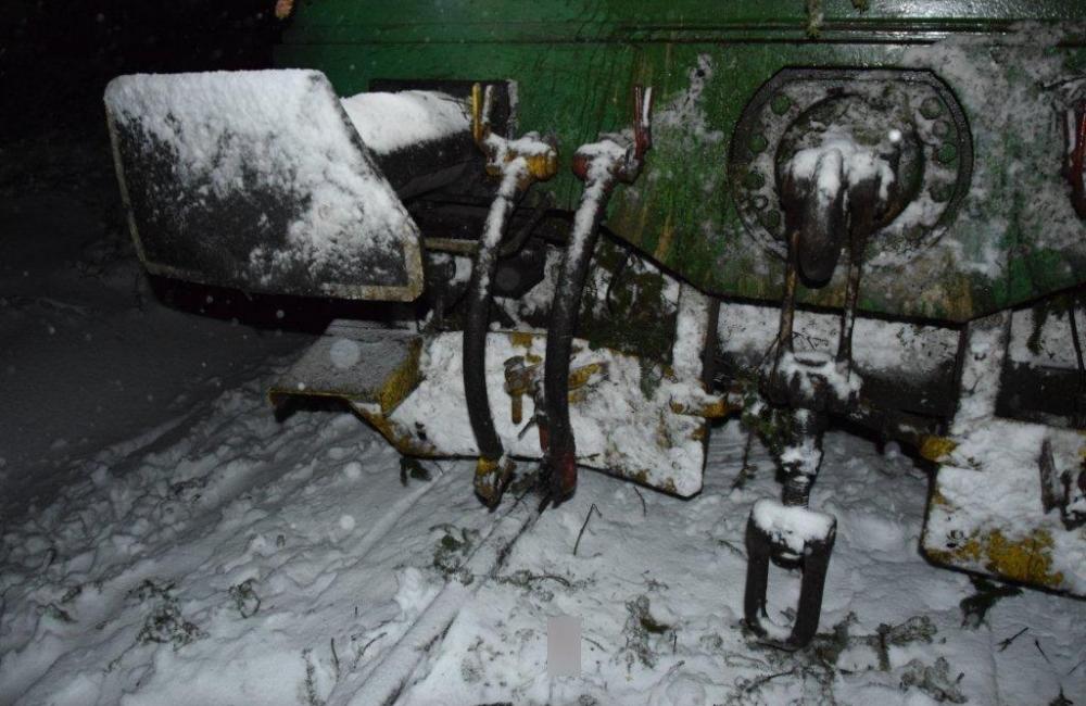 Pred vlak spadol strom, ktorý strhol aj trakčné vedenie a zranil rušňovodiča, foto 6