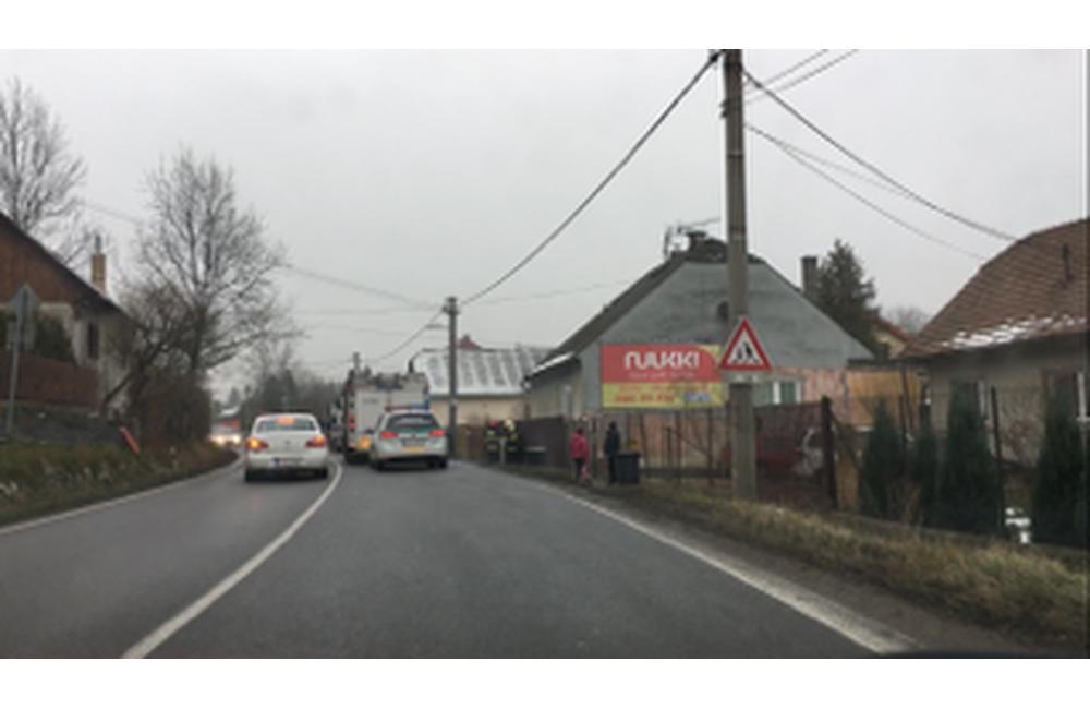 V Bytčici narazilo auto do stĺpa, rátajte so zdržaním, foto 3