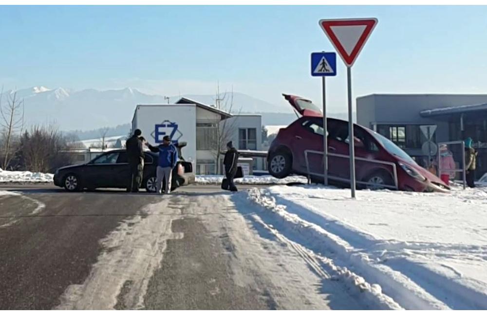 Kuriózna nehoda na Rosinskej ceste, auto vybehlo na teplárenské potrubie, foto 1