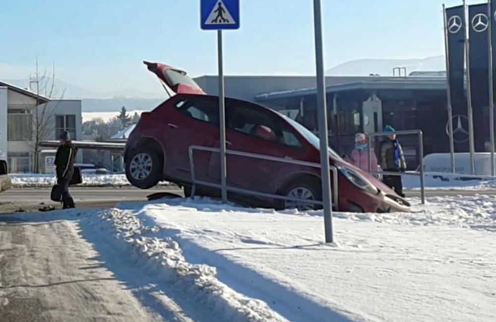 Kuriózna nehoda na Rosinskej ceste, auto vybehlo na teplárenské potrubie, foto 2