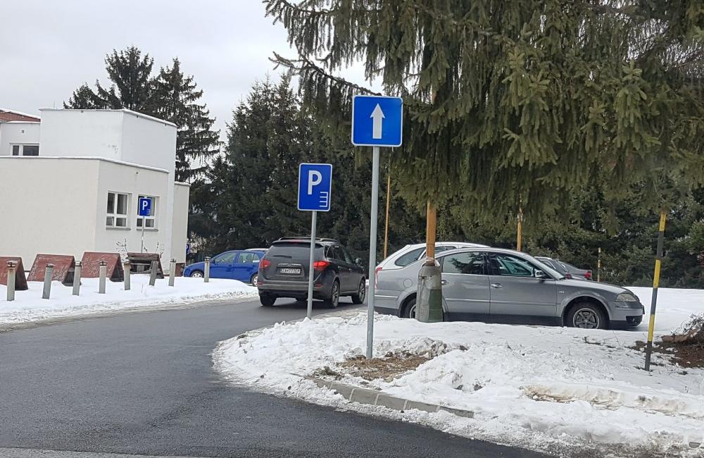 V areáli nemocnice osádzajú dopravné značenie, nesprávne parkovanie sa bude pokutovať, foto 1