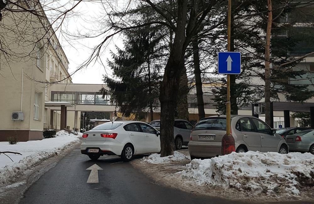 V areáli nemocnice osádzajú dopravné značenie, nesprávne parkovanie sa bude pokutovať, foto 4