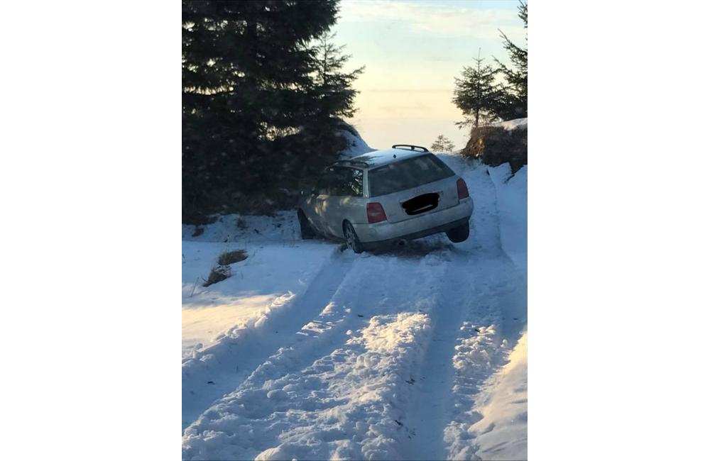 Uviaznuté osobné auto na vrchu Polom - 12.2.2017, foto 2