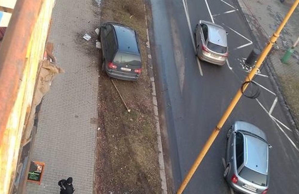 Na ulici Juraja Fándlyho narazilo auto do plynovej prípojky, foto 1