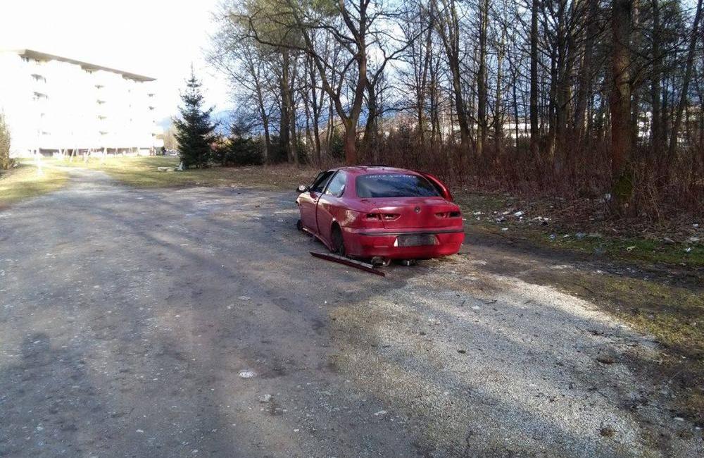 Rozobraté osobné auto v žilinskom lesoparku - 25.3.2017, foto 2