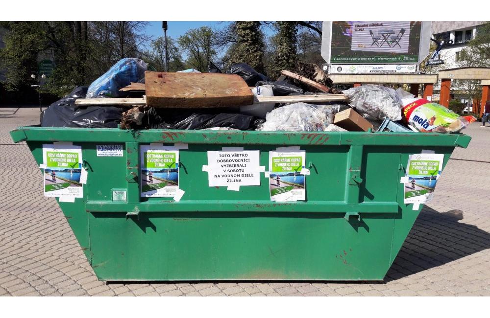 Kontajnery s odpadom na Hlinkovom námestí v Žiline, foto 2