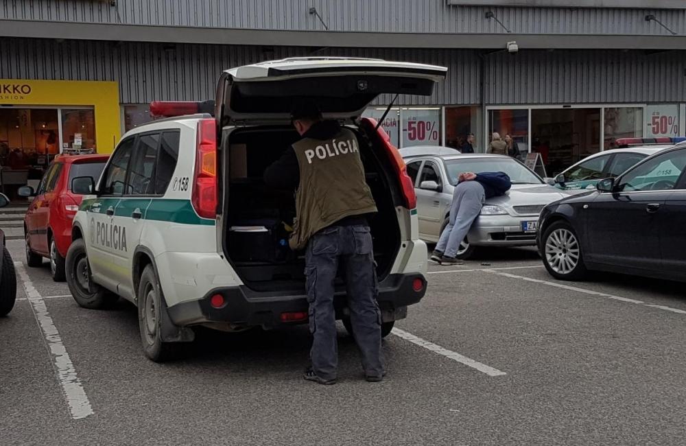 Policajný zásah pri hypermarkete Tesco - 12.4.2017, foto 2