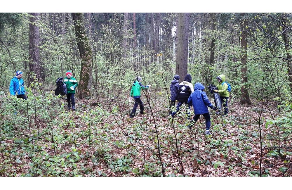 Čistenie Lesoparku Chrasť - 22. apríl 2017, foto 3