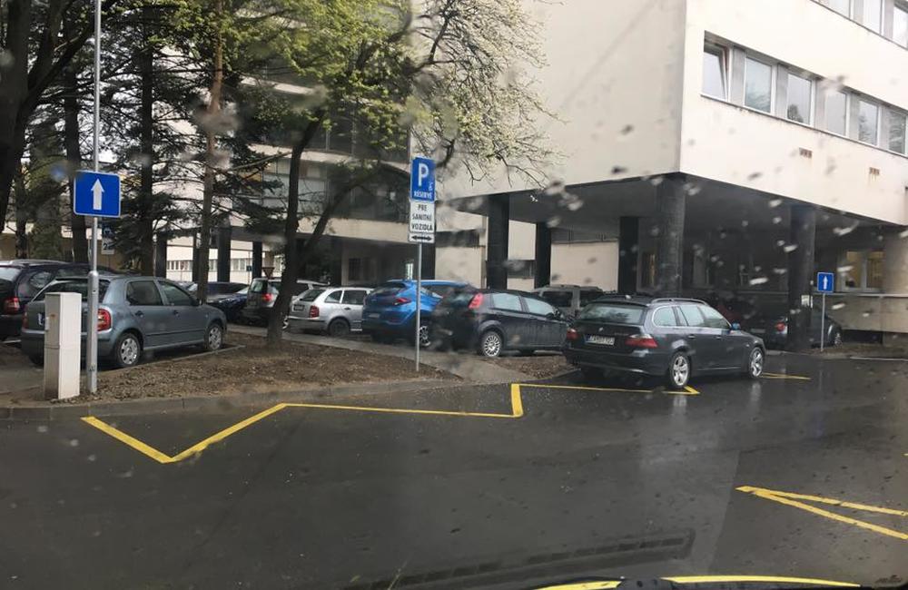 Nezodpovedné parkovanie v žilinskej nemocnici, foto 3