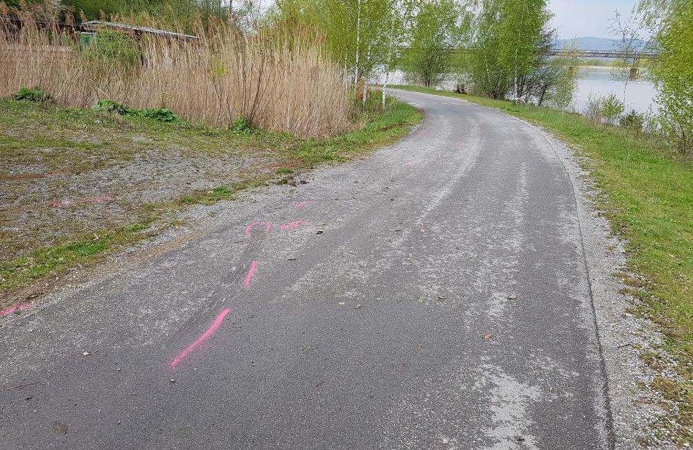Auto prevrátené na streche - Vodné dielo Žilina 29.4.2017, foto 4