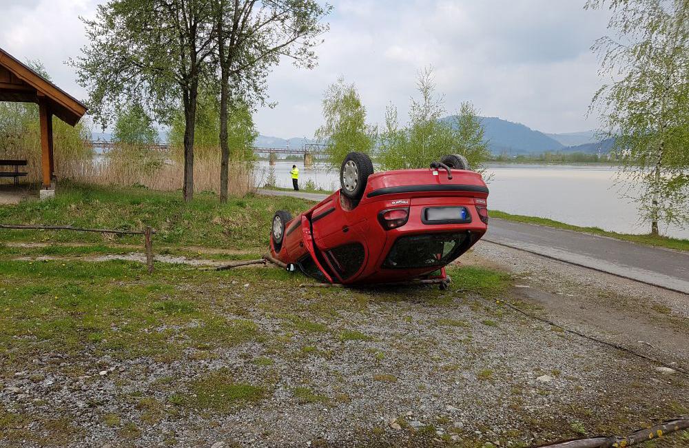 Auto prevrátené na streche - Vodné dielo Žilina 29.4.2017, foto 8