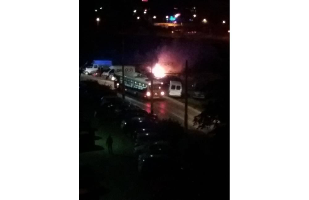 Na Smrekovej ulici horí osobné auto, foto 1