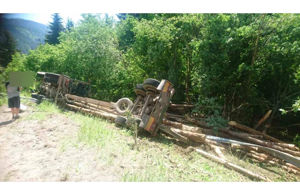 Dopravná nehoda nákladného auta v okrese Liptovský Mikuláš - 1.6.2017, foto 3