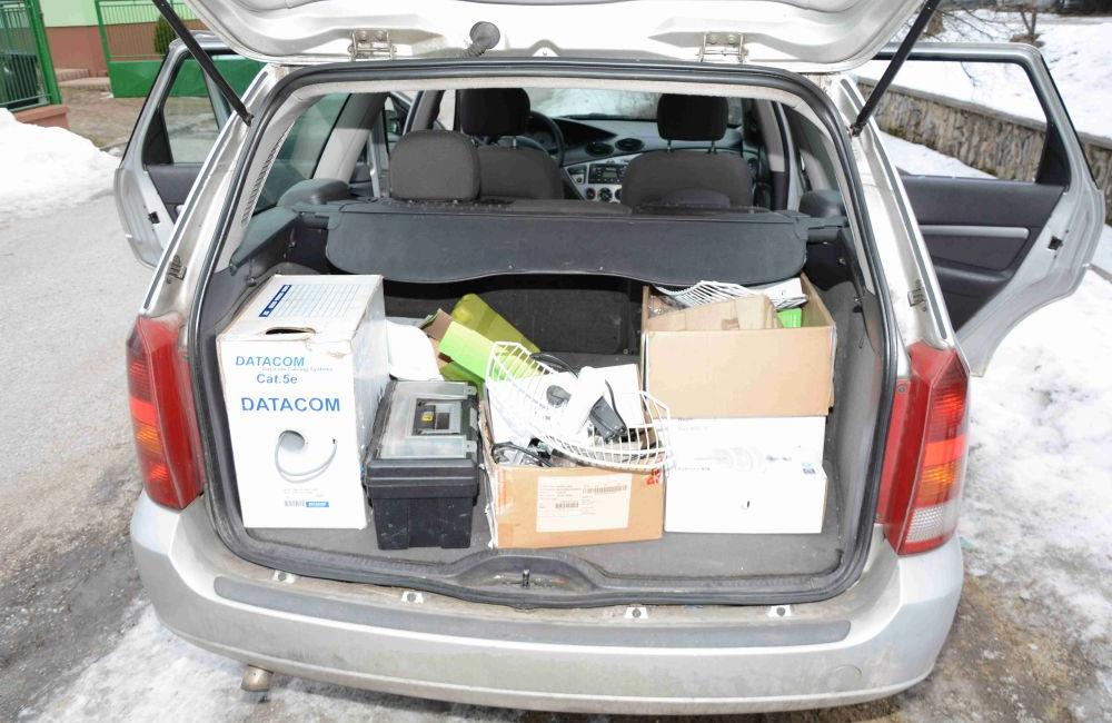 Dvaja mladíci zo Žiliny vykrádali autá, dvory a objekty, polícia ich dolapila, foto 7