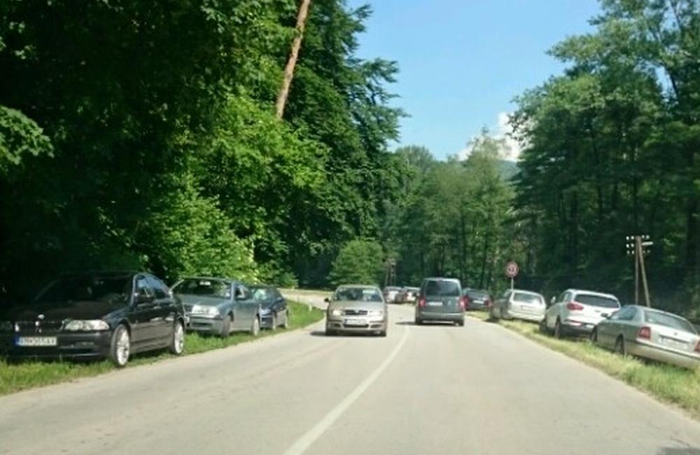 Parkovanie vozidiel v Rajeckých Tepliciach pri kúpalisku, foto 3