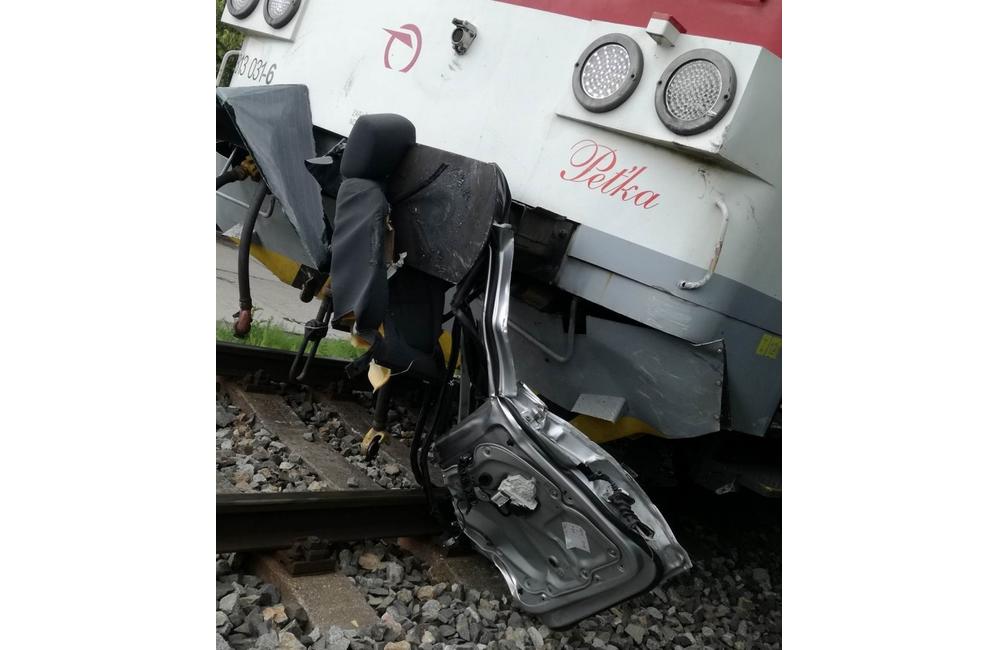 Nehoda vlaku a osobného auta na priecestí v Bytčici, foto 1