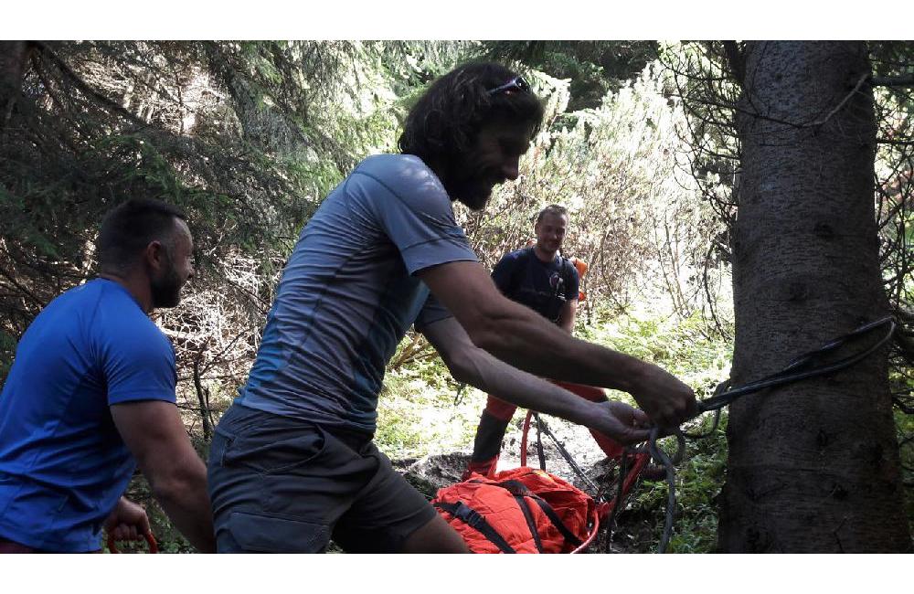 Horskí záchranári pomáhali zranenej turistke v Malej Fatre, na Stohu, foto 2