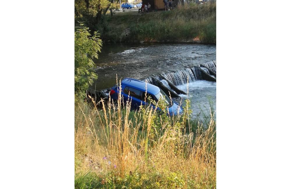Fotogaléria: Do Rajčanky spadlo osobné auto, foto 1