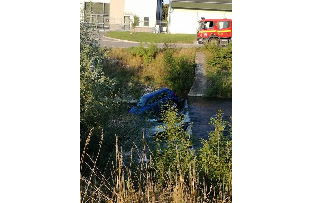 Fotogaléria: Do Rajčanky spadlo osobné auto, foto 2