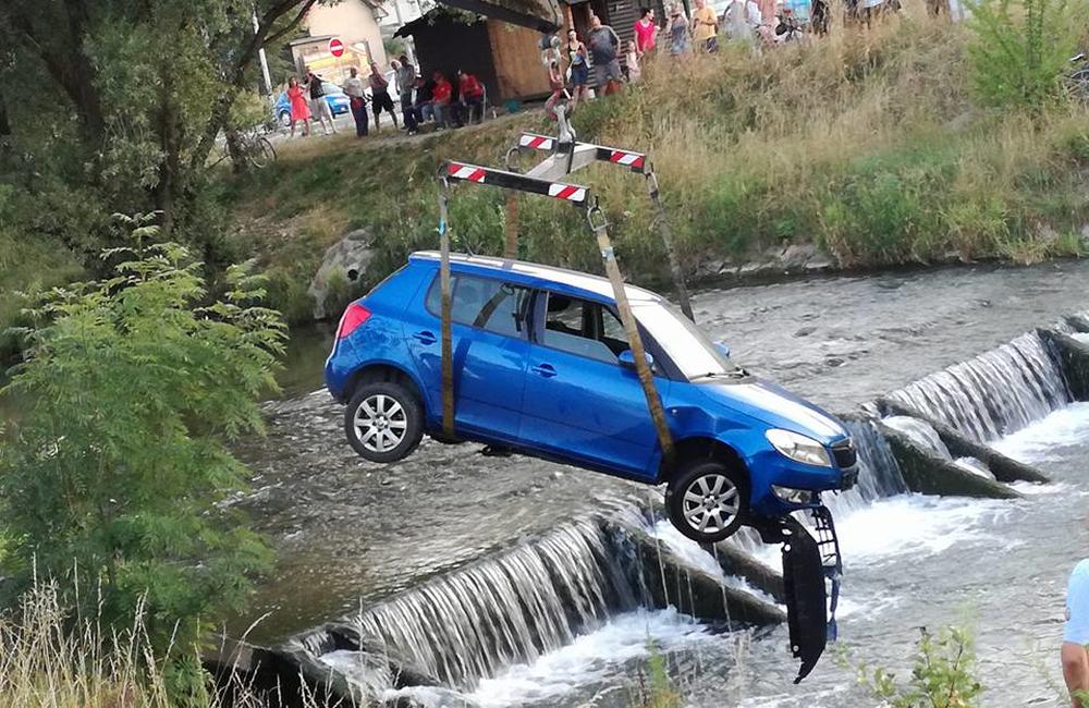 Fotogaléria: Do Rajčanky spadlo osobné auto, foto 3