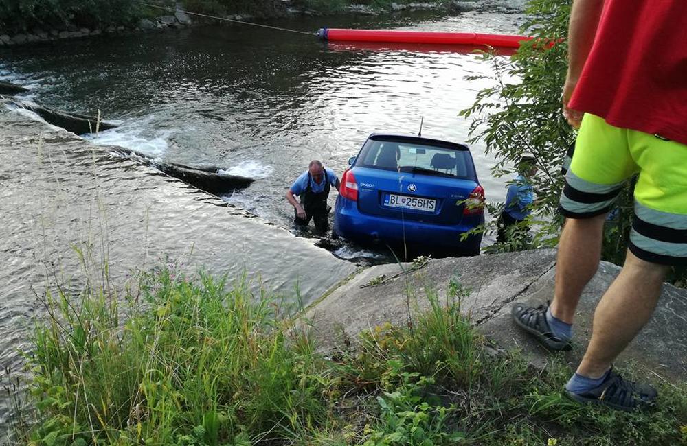 Fotogaléria: Do Rajčanky spadlo osobné auto, foto 4